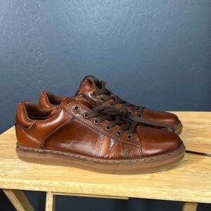Brown low-top sneakers with smooth leather and sporty‎ style